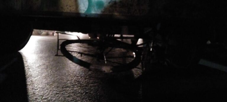 Sonbhadra News: ट्रक की चपेट में आने से साइकिल सवार गम्भीर रूप से घायल