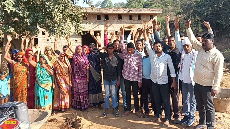 Sonbhadra News: ग्रामीणों का विरोध प्रदर्शन, 300 घरों में आजादी के बाद से नहीं पहुंची बिजली