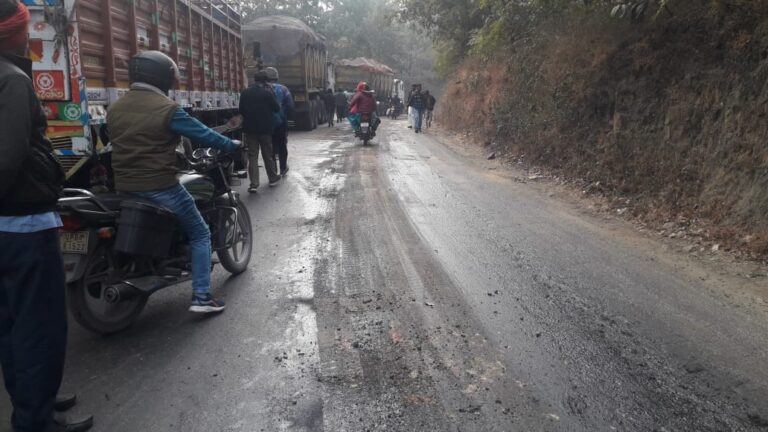 Sonbhadra News : रन टोला चढ़ाई पर मोबिल गिरने से यातायात बाधित, पुलिस ने मौके पर पहुंचकर स्थिति को नियंत्रित किया।