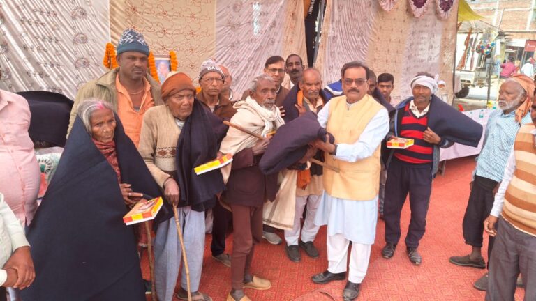 सोनभद्र : माता-पिता की पुण्यतिथि पर 150 असहाय लोगों को कंबल वितरण कर अशोक कुमार जायसवाल ने निभाई सामाजिक जिम्मेदारी