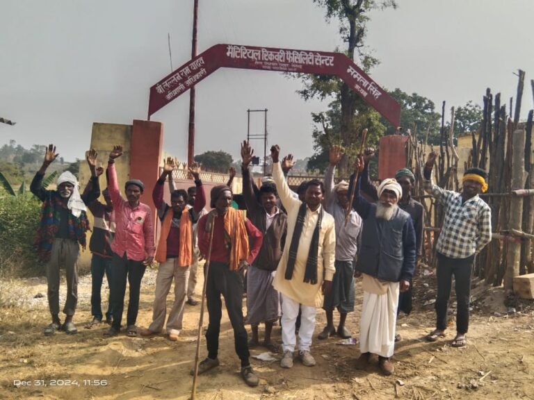 सोनभद्र : हथवानी में एमआरएफ सेंटर से उठ रही दुर्गंध और बीमारियों की आशंका पर ग्रामीणों का विरोध प्रदर्शन