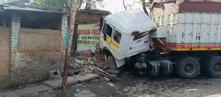 Sonbhadra News : रेमंड शोरूम के पास बड़ा सड़क हादसा, तीन ट्रक आपस में टकराए