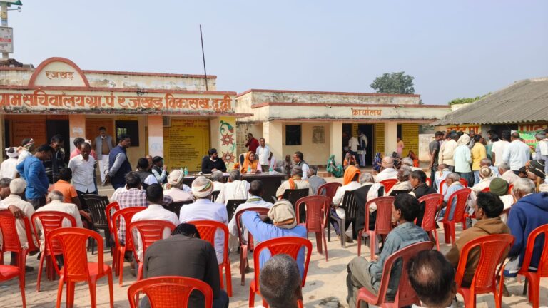 Sonbhadra News: दुद्धी एसडीएम ने पंचायत भवन रजखड़ में लगाया जन चौपाल, कृषक रजिस्ट्री स्टॉल लगाकर खतौनी से आधार को लिंक 375 ग्रामीणों का हुआ