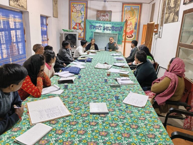 Sonbhadra News: प्लास्टिक निस्तारण के लिए शौचालय में एक मीटर का गड्ढा बनाना वैज्ञानिक कारण, बनवासी सेवा आश्रम में प्रेरकों का प्रशिक्षण शिविर