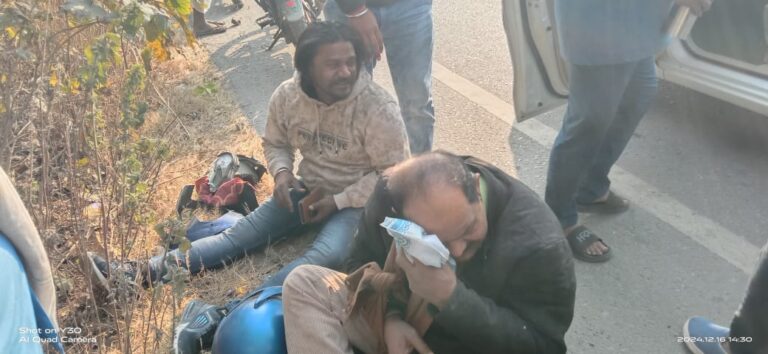Sonbhadra News: चोर पनियां में बाइक दुर्घटना, पिता-पुत्र गंभीर रूप से घायल”