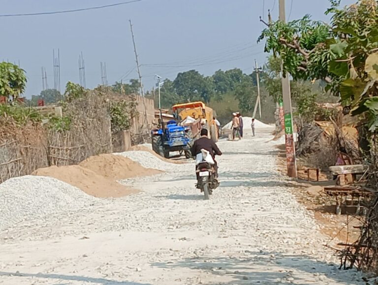 Sonbhadra News : प्रधानमंत्री सड़क में बन रही सीसी रोड चढ़ी भ्रष्टाचार की भेंट,