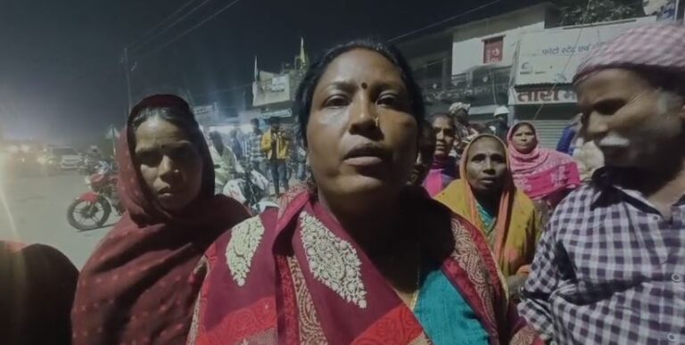 सोनभद्र : खनन क्षेत्र में टीपर हादसे में चालक की मौत, परिजनों ने किया चक्काजाम