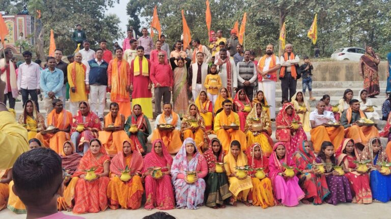 Sonbhadra News: श्री नीलकंठ महादेव मंदिर बैरियाखाड़ी पर कलश यात्रा के साथ प्राण प्रतिष्ठा शुरू