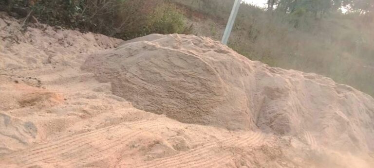 Sonbhadra News: कनहर नदी से अवैध बालू खनन जिम्मेदार मौन, ग्रामीणों ने लगाया मिली भगत का आरोप