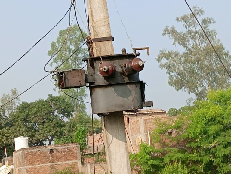 Sonbhadra News: दो माह पूर्व आदिवासी बस्ती का जला ट्रांसफार्मर घरों में पसरा अंधेरा
