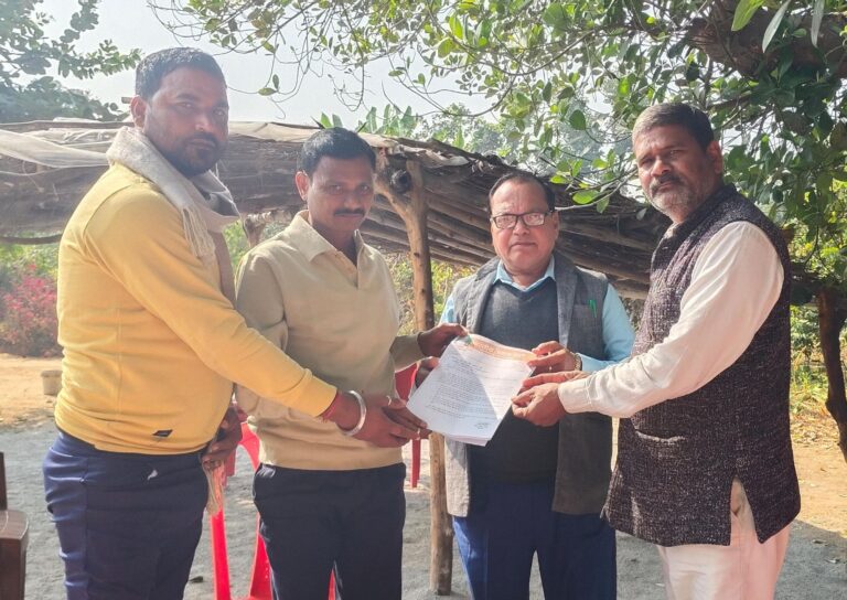 Sonbhadra News: एस सी /एस टी आयोग के उपाध्यक्ष जीत सिंह खरवार से नगर पंचायत की समस्या को लेकर चेयरमैन संग प्रतिनिधि मंडल मिला