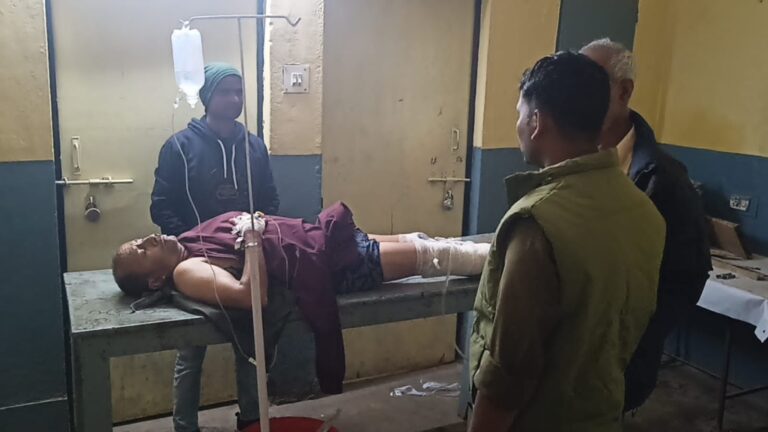 Sonbhadra News: झारोखुर्द रेलवे गेट के पास टैंकर दुर्घटना, 18 घंटे बाद चालक को रेस्क्यू कर अस्पताल पहुंचाया