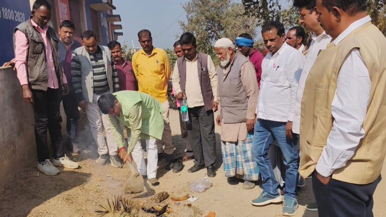 Sonbhadra News: ब्लॉक प्रमुख ने किया 3 किमी लंबी सड़क का उद्घाटन, लगभग एक करोड़ की लागत से होगा निर्माण