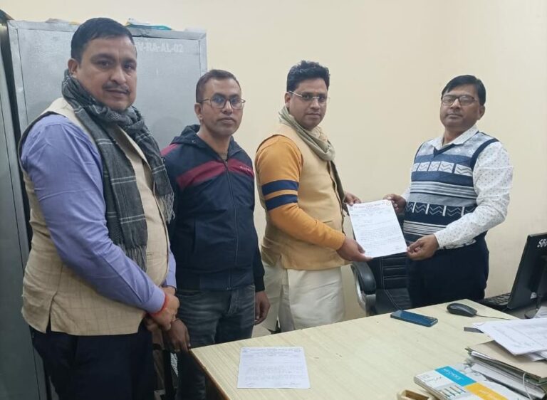 Sonbhadra News: जिलाधिकारी को शीतलहर और गलन को ध्यान मे रखते हुए समय परिवर्तन के संबंध में उत्तर प्रदेशीय प्राथमिक शिक्षक संघ ने दिया ज्ञापन।