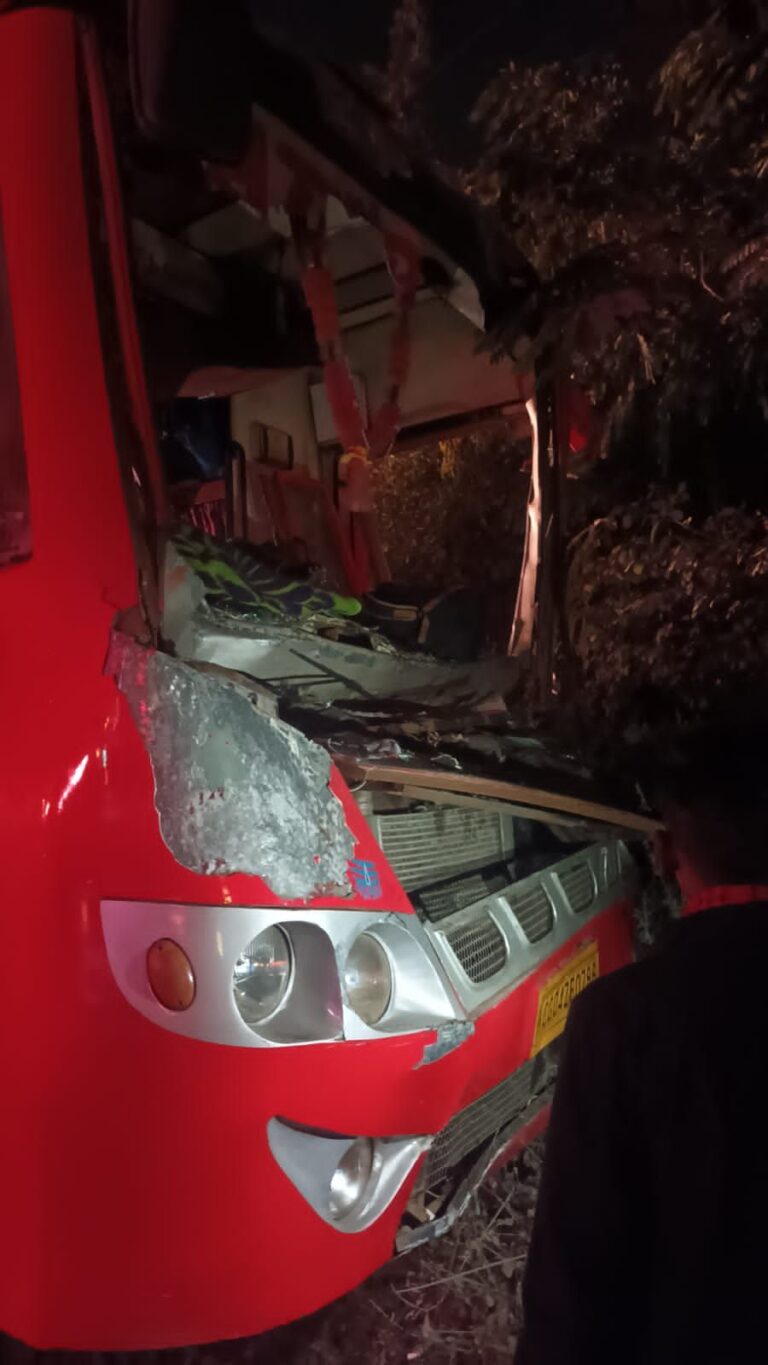 Sonbhadra News : बस दुर्घटना में यात्री सुरक्षित, वैकल्पिक व्यवस्था की जा रही