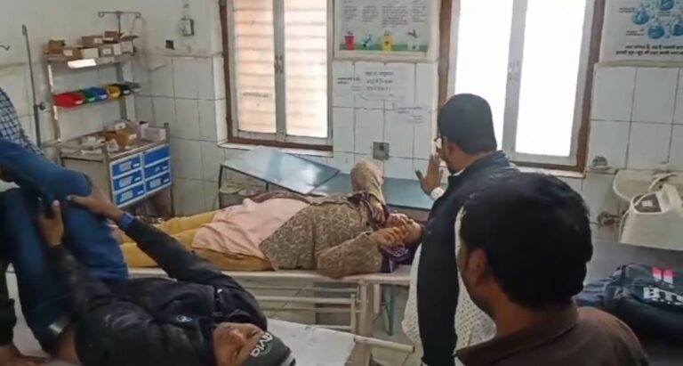 चोपन पुल के पास बाइक सवार को ट्रक ने मारी टक्कर दो घायल