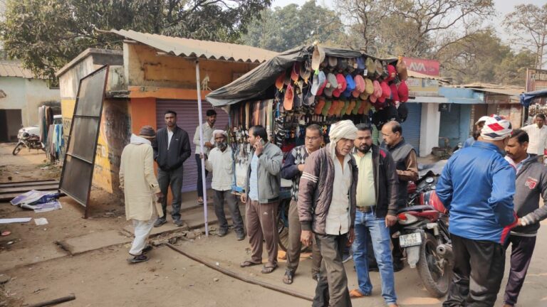 Sonbhadra News : स्टेट की भूमि पर गुमटी रख कर रहे अवैध कब्जे को तहसील प्रशासन ने हटवाया।