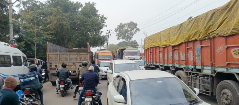 भयंकर जाम से रेणुकूट का जनजीवन अस्त-व्यस्त, यातायात व्यवस्था चरमराई