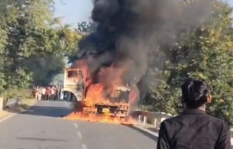 Sonbhadra News: बभनी थाना क्षेत्र के सवरा गांव में ट्रेलर में अचानक लगी आग, जलकर हुआ खाक।