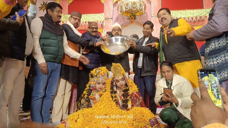 तीन कुंतल फूलों की होली के साथ रासलीला का भव्य समापन।