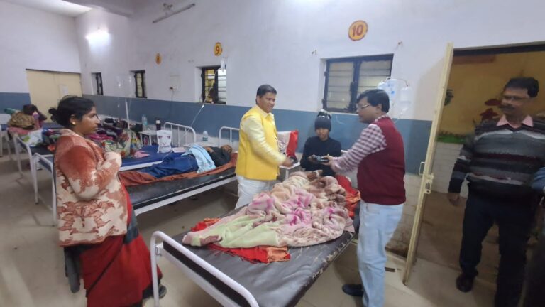 पिता के 76वें जन्मदिन पर पुत्र ने सीएचसी दुद्धी में दान किए 20 कंबल, मरीजों में बांटे फल