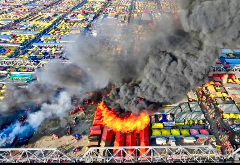 प्रयागराज : महाकुंभ मेला में भीषण आग, 18 शिविर जलकर खाक, 25 टेंट भी राख हुए