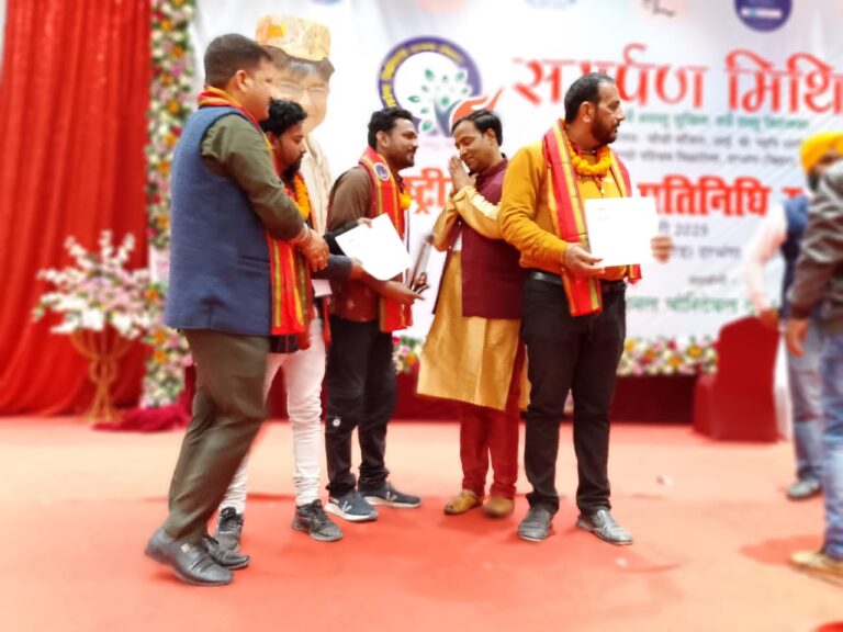 राष्ट्रीय रक्तदाता प्रतिनिधि सम्मान समारोह में दुद्धी के विकास अग्रहरि हुए सम्मानित