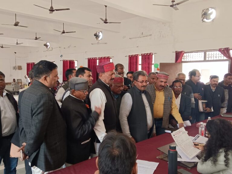 दुद्धी राजस्व न्यायालयों में भ्रष्टाचार और अनियमितता का मामला पहुंचा संपूर्ण समाधान दिवस