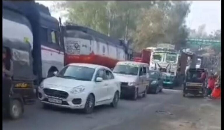 रेणुकूट में कई घंटों तक जाम में फंसे यात्री, तीन वाहनों की टक्कर से यातायात बाधित