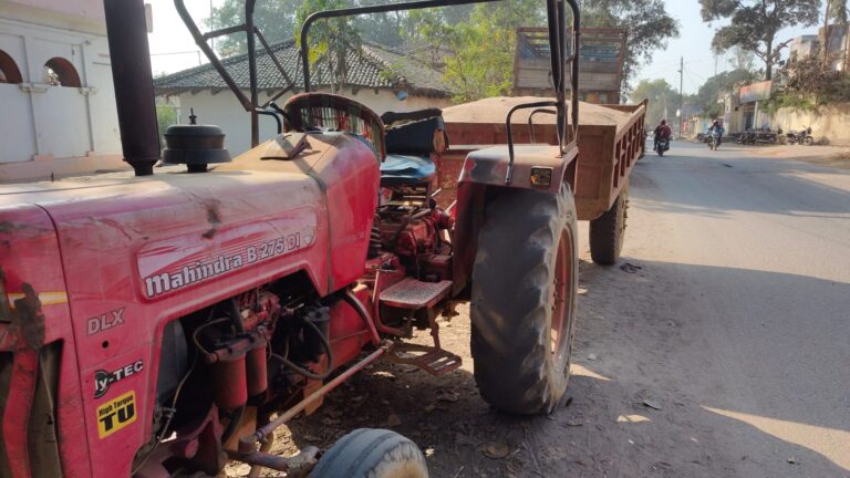 सोनभद्र : अवैध बालू खनन और परिवहन में लिप्त ट्रैक्टर को पुलिस ने पकड़ा, चालक भागने में सफल