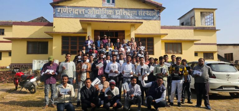 दुद्धी : गणेश दत्त औद्योगिक प्रशिक्षण संस्थान में छात्रों को मिले टैबलेट, चेहरे खिले