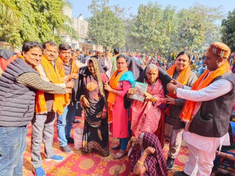 सोनभद्र : नर सेवा नारायण सेवा ने 61वें शनिवार को गरीबों के बीच किया खिचड़ी व कंबल वितरण