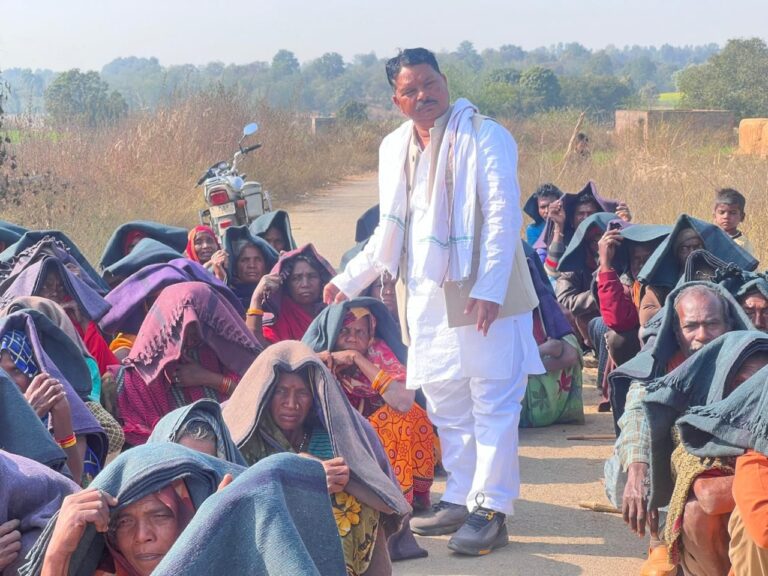 ग्राम प्रधान के हाथों कंबल पाकर गरीबों के चेहरे खिले