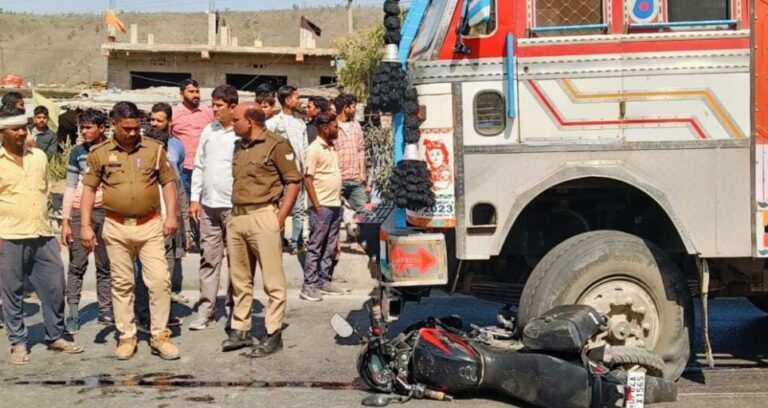 सोनभद्र । तेज रफ्तार ट्रक की चपेट में आया बाइक सवार, बाल-बाल बची जान