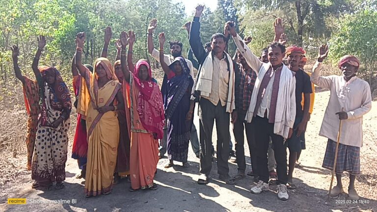 बेलहत्थी में सड़क निर्माण में अनियमितता, ग्रामीणों ने किया विरोध प्रदर्शन.