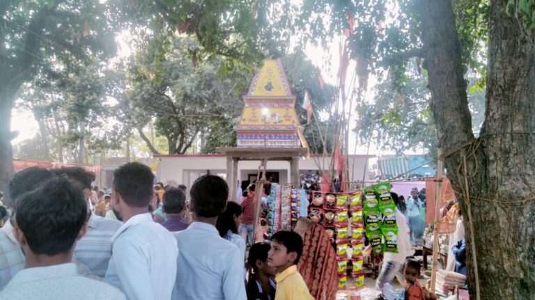 रेघड़ा महादेव मंदिर महाशिवरात्रि पर्व पर भव्य मेले का आयोजन, श्रद्धालुओं की उमड़ी भीड़।