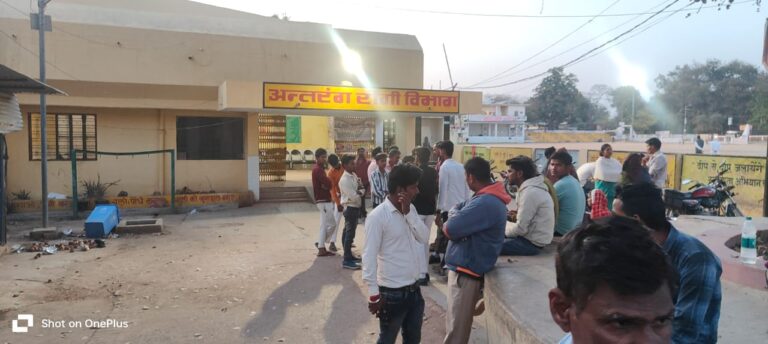 कार ने बाइक सवारों को मारी जोरदार टक्कर, बाइक चालक की मौके पर हुई मौत ,दूसरा रेफर।