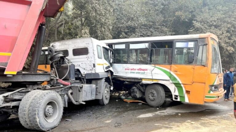 सोनभद्र में भीषण सड़क हादसा : ट्रेलर, रोडवेज बस और ट्रक की टक्कर में 6 यात्री घायल