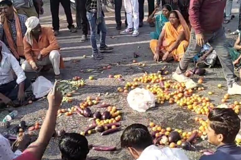 Sonbhadra News : रेलवे प्रशासन की सख्ती से नाराज सब्जी विक्रेताओं ने किया सड़क जाम