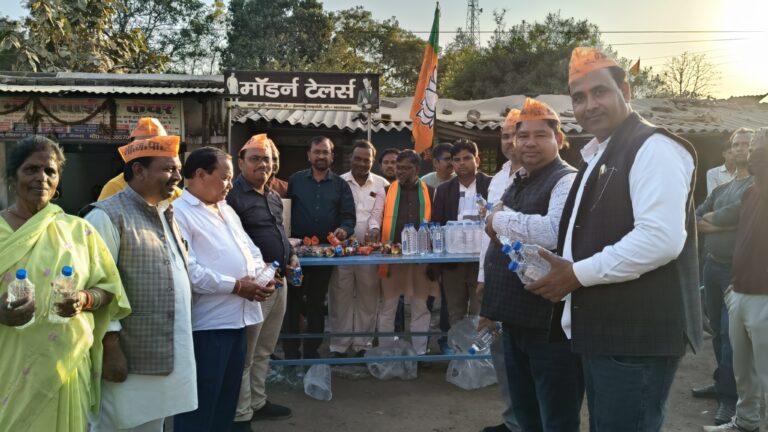 Sonbhadra News : आस्था की स्वर्णिम कालखंड महाकुंभ स्नानार्थियों के लिए भाजपा जिलाध्यक्ष कार्यकर्ताओं ने बिस्कुट पानी भेंटकर मंगलमय यात्रा की कामना की,