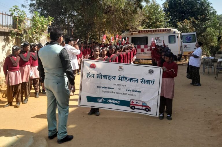 Sonbhadra News : हंस मोबाइल मेडिकल यूनिट स्वास्थ्य परीक्षण को पहुंचा कस्तूरबा गाँधी विद्यालय दुद्धी