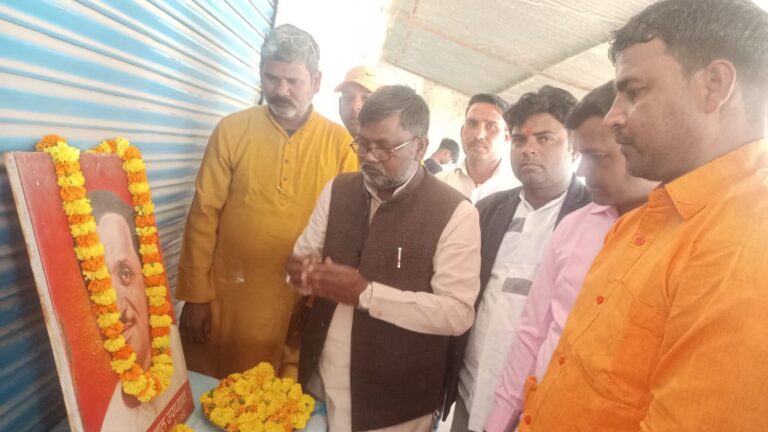 Sonbhadra News : पंडित दीनदयाल उपाध्याय के सपने को प्रधानमंत्री अन्न योजना, आयुष्मान कार्ड आदि द्वारा साकार कर रही सरकार – जिलाध्यक्ष नन्दलाल गुप्ता