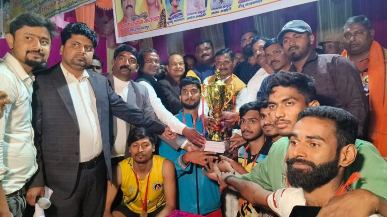 Sonbhadra News : चोपन ने प्रयागराज को हराकर वॉलीबॉल प्रतियोगिता का फाइनल जीता