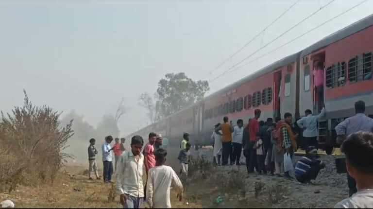 Sonbhadra News : त्रिवेणी एक्सप्रेस में आग की घटना, यात्री सुरक्षित, कोई जनहानि नहीं