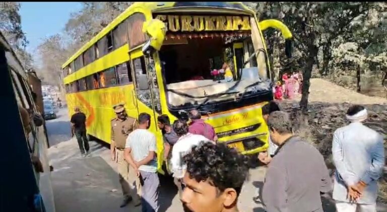 Sonbhadra News : तेज रफ्तार ट्रक ने श्रद्धालुओं की बस को मारी टक्कर, बड़ा हादसा टला
