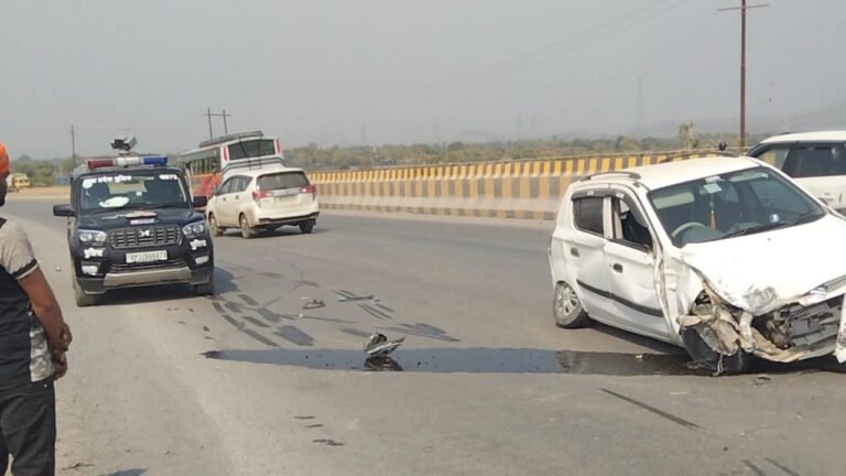 Sonbhadra News : तेज रफ्तार टिपर की टक्कर से क्षतिग्रस्त हुई कार, सवार बचे बाल-बाल