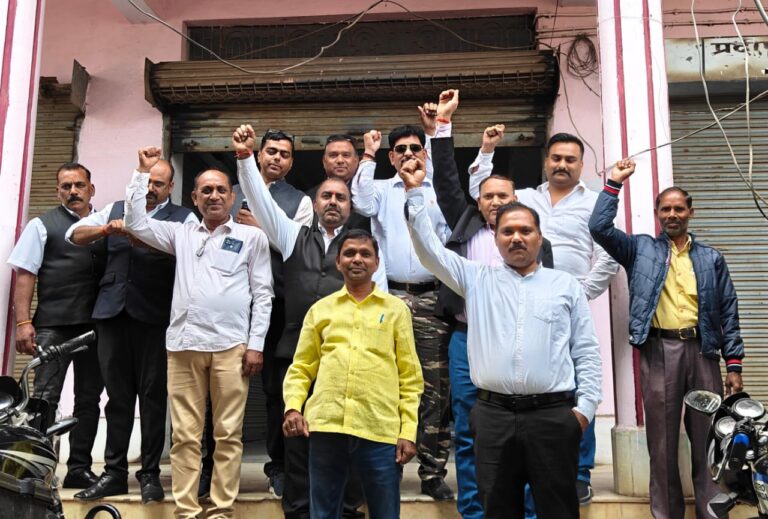 Sonbhadra News : टैक्स बार एसोसिएशन का अधिवक्ता संशोधन बिल के विरोध में जोरदार प्रदर्शन