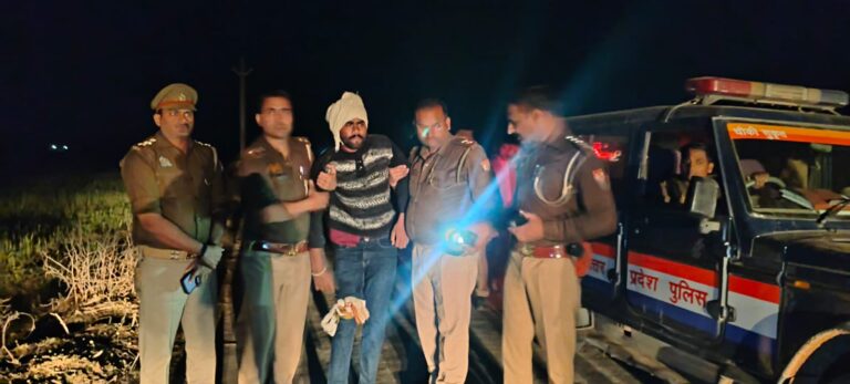 Sonbhadra News : लुटकांड के इनामी व्यक्ति से पुलिस की मुठभेड़, गोली लगने के बाद गिरफ्तार