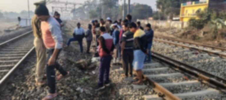 सोनभद्र न्यूज : रेलवे ट्रैक पर मिला युवक का शव, इलाके में फैली सनसनी