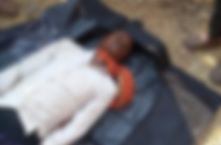 Sonbhadra News : संदिग्ध परिस्थितियों में पेड़ से लटकता मिला शव, जांच में जुटी पुलिस